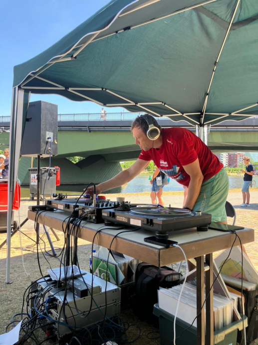 DJ